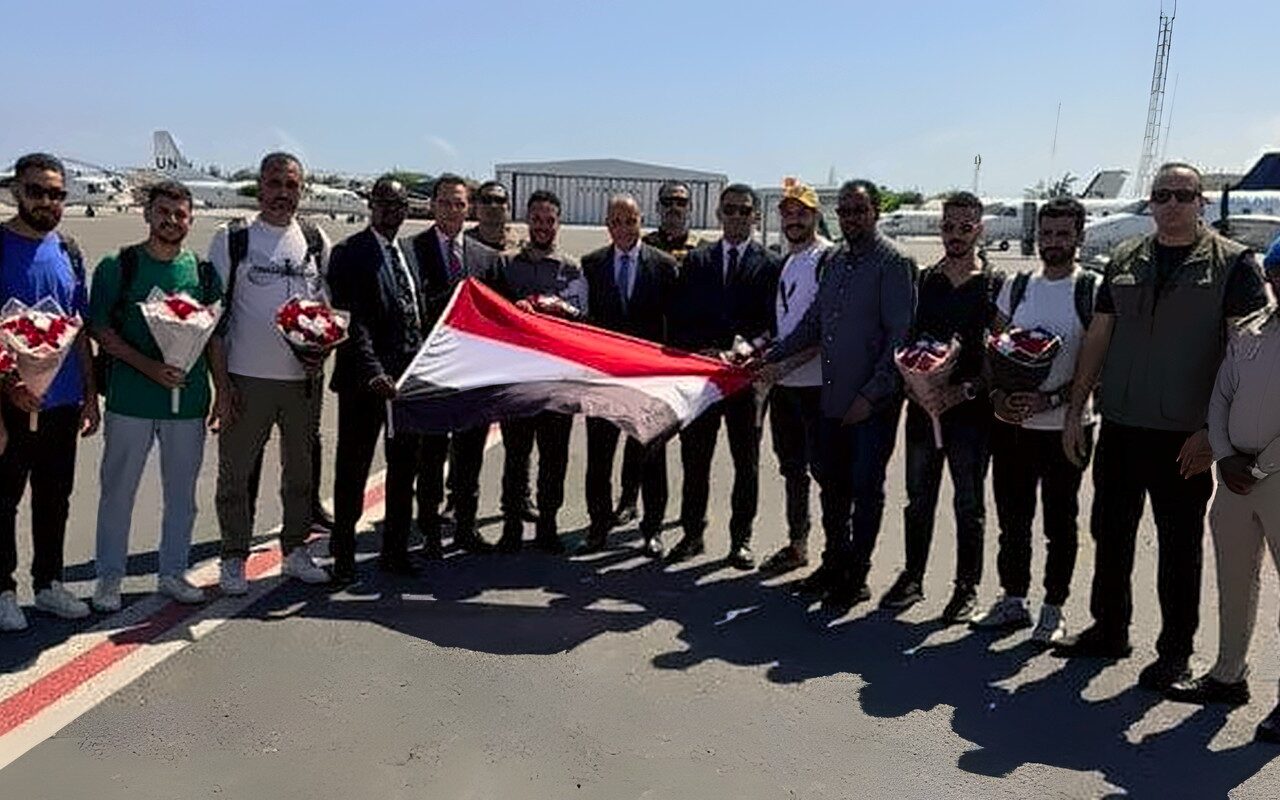 عاجل| وصول البحارة المصريين إلى مقديشيو تمهيدًا لسفرهم إلى القاهرة برفقه السفير المصري