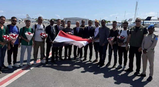 وصول البحارة المصريين إلى مقديشيو تمهيدًا لسفرهم إلى القاهرة برفقه السفير المصري