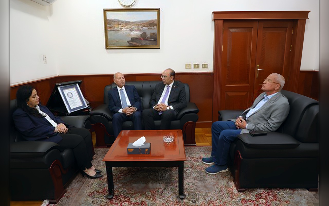 محافظ القاهرة ورئيس التأمين الصحي يبحثان تعزيز التعاون لتطوير الخدمات الطبية