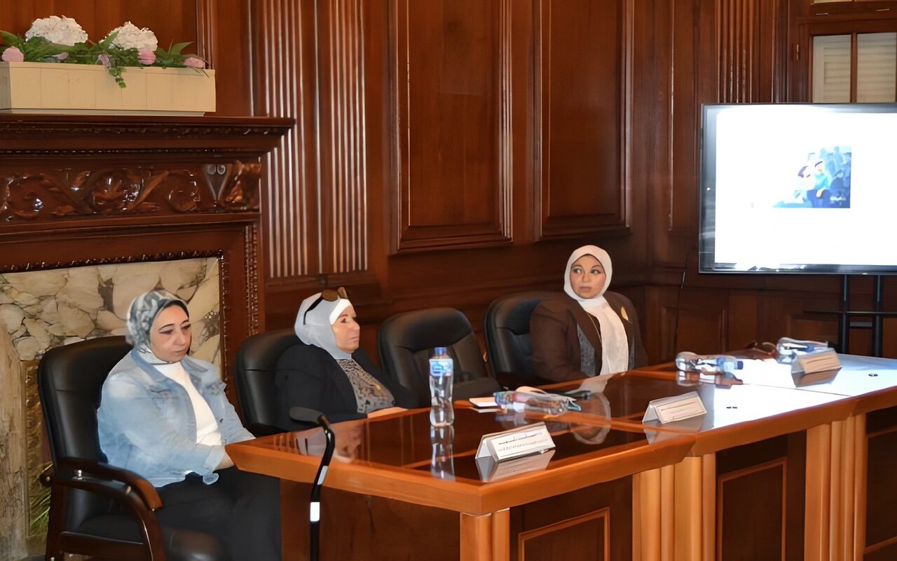 «مش كل اللي بيضحك مبسوط».. «المركز الأفريقي» و«خليك إيجابي» يقودان حراكًا للتوعية بالصحة النفسية بالإسكندرية