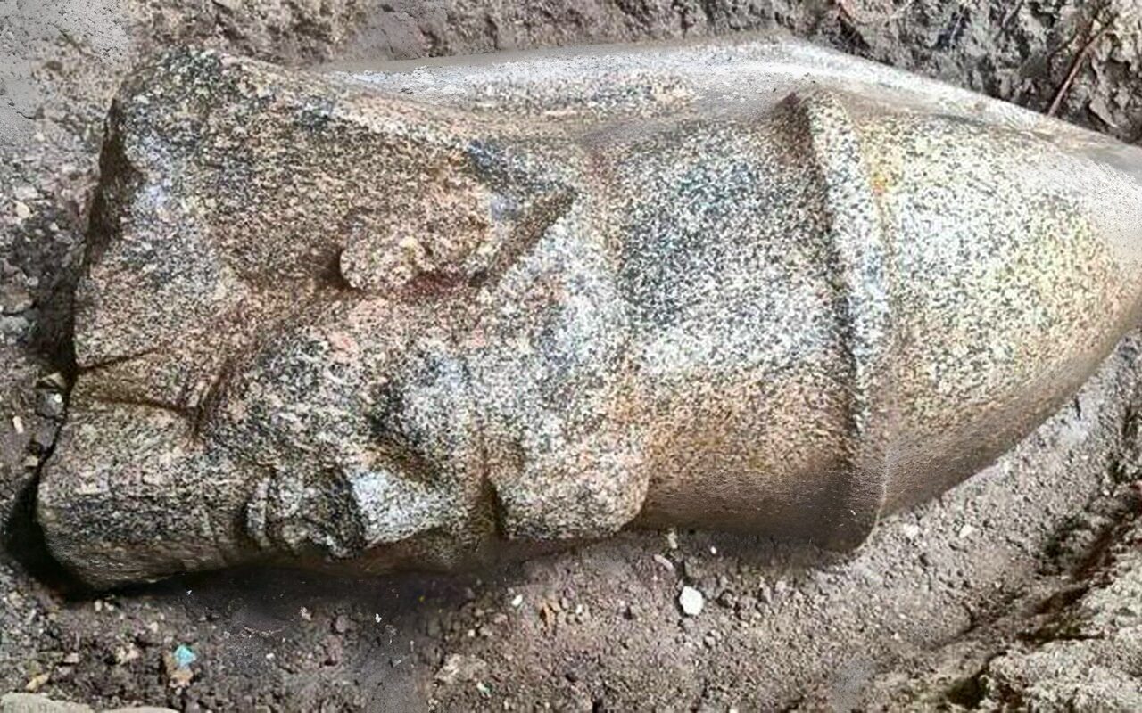 اكتشاف تمثالين ملكيين ضخمين في الغربية.. هل يعودان إلى رمسيس الثاني؟