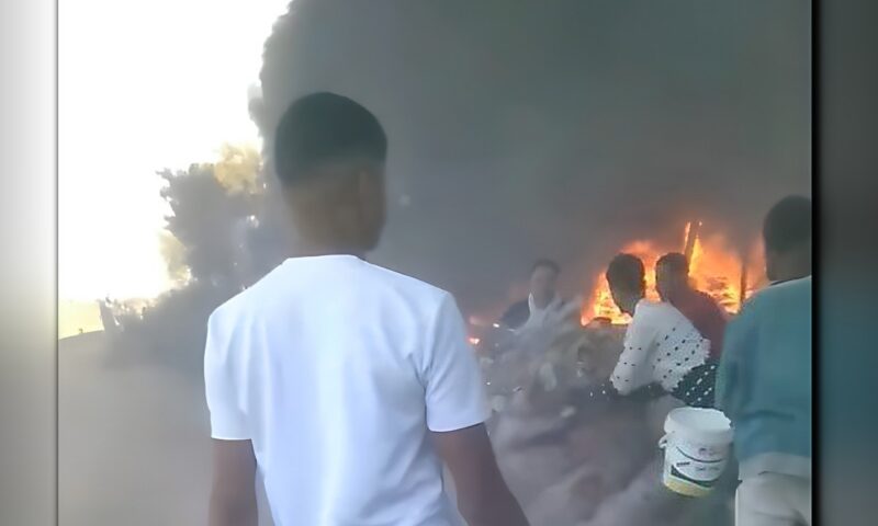 سماء منسافيس تتشح بالسواد.. تفاصيل السيطرة على حريق مرعب بمكبس كراتين في أبو قرقاص