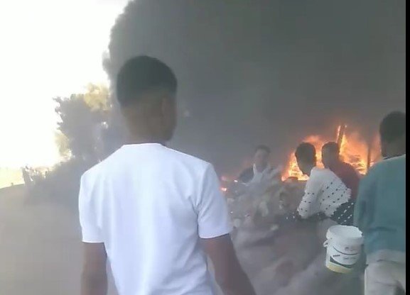 سماء منسافيس تتشح بالسواد.. تفاصيل السيطرة على حريق مرعب بمكبس كراتين في أبو قرقاص