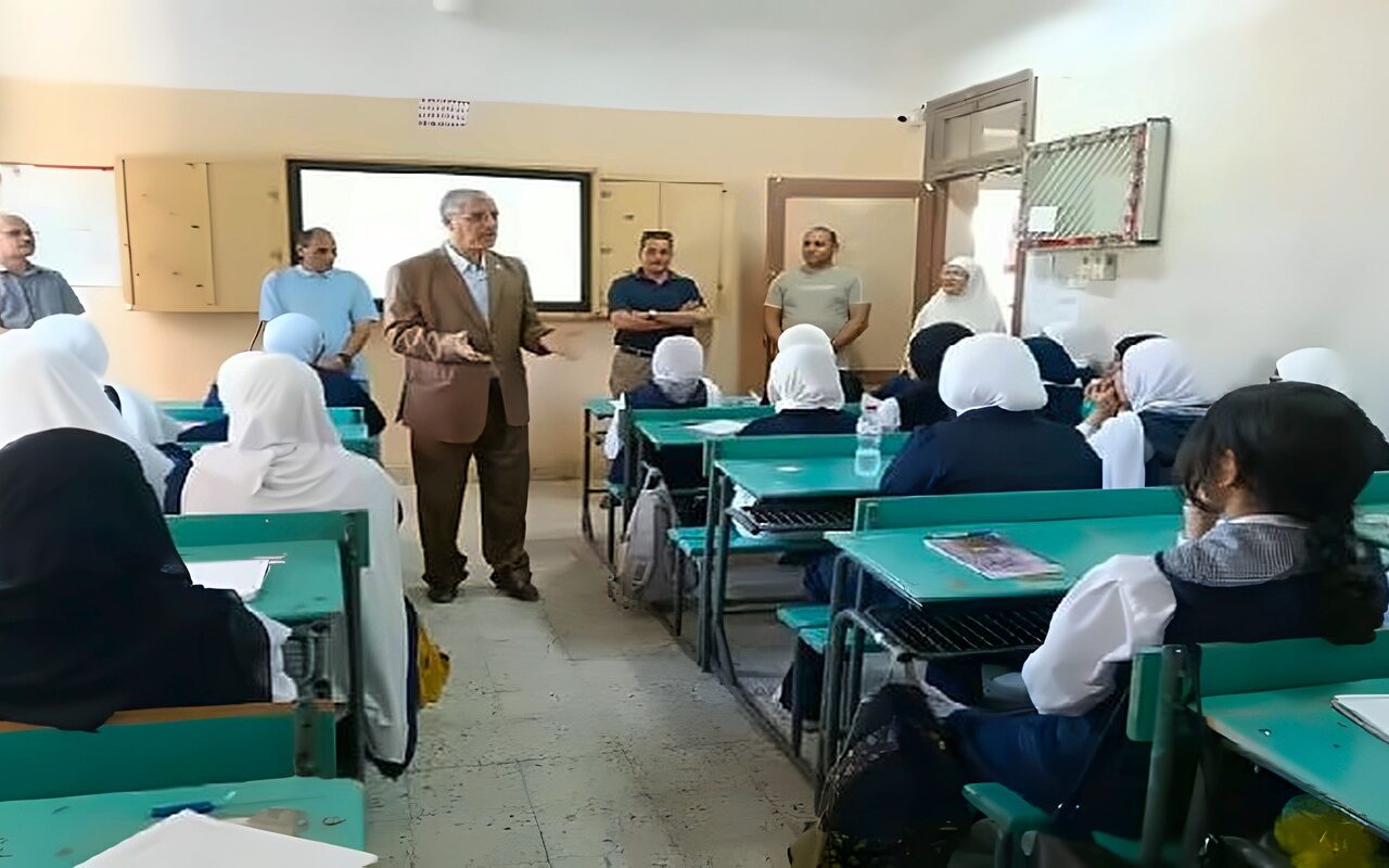 مدير تعليم قنا يقود «الأتوبيس الطائر» لمتابعة انتظام الدراسة بمدارس نقادة