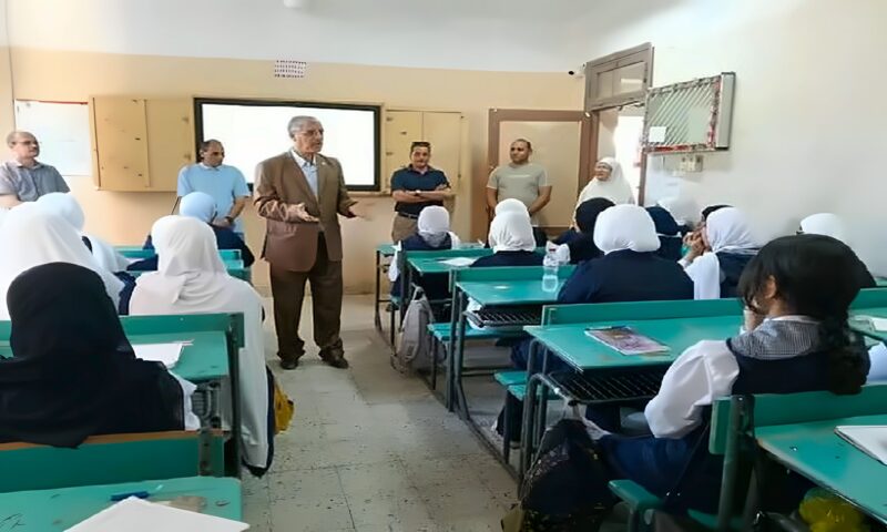 مدير تعليم قنا يقود «الأتوبيس الطائر» لمتابعة انتظام الدراسة بمدارس نقادة