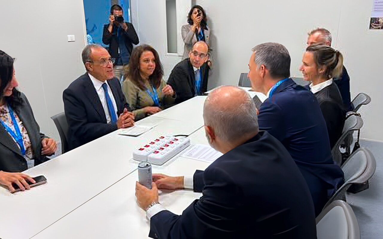 وزير الخارجية يبحث مع مدير البرنامج الأممي تمويل التنمية وإعمار غزة