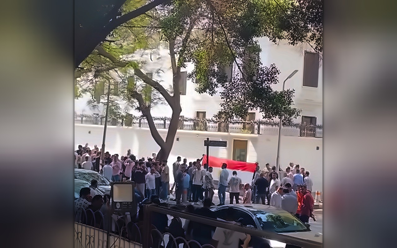 احتجاز أحمد ناصر في هولندا يشعل احتجاجًا أمام سفارتها بالزمالك | صور