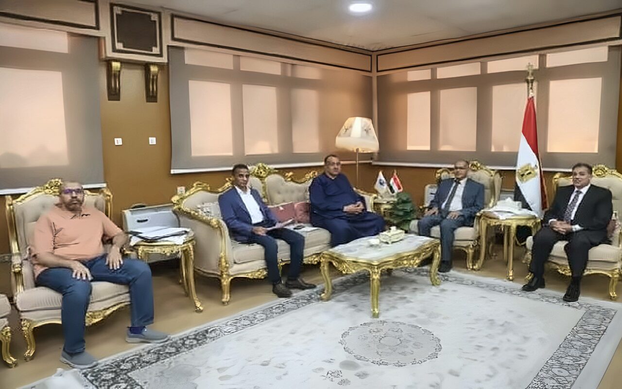 رئيس جامعة قنا يبحث مع ممثلي المجتمع المدني دعم المستشفيات الجامعية وتطوير الخدمات الطبية