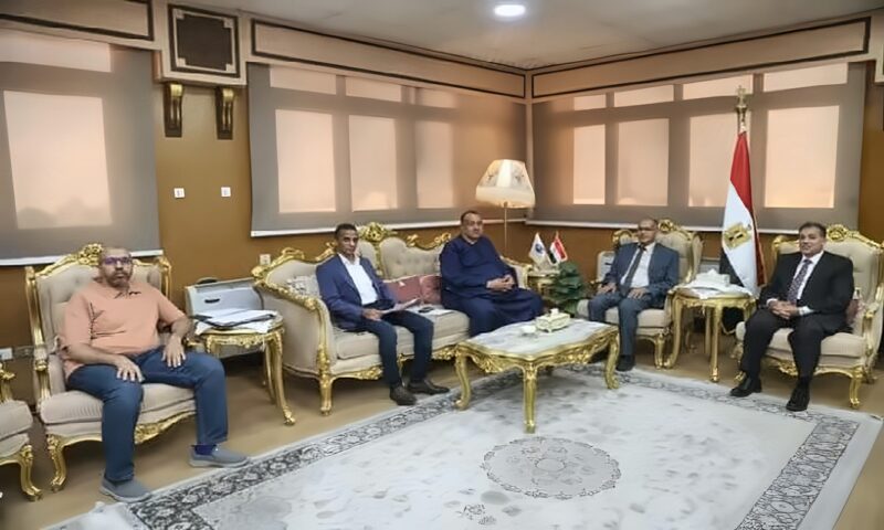 رئيس جامعة قنا يبحث مع ممثلي المجتمع المدني دعم المستشفيات الجامعية وتطوير الخدمات الطبية
