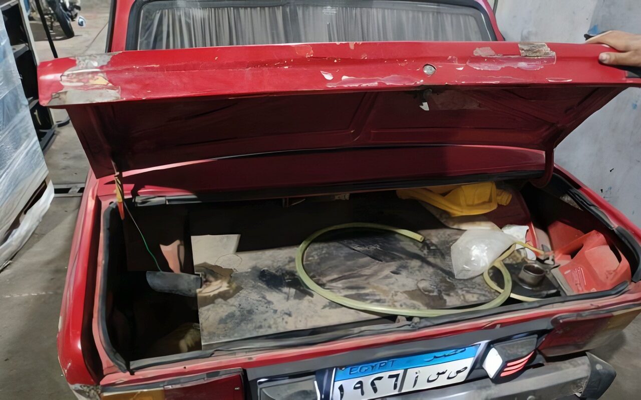 ضبط سيارة ملاكي بتانك إضافي لتجميع 120 لتر بنزين 80 تمهيدًا لبيعها بالسوق السوداء في أسوان