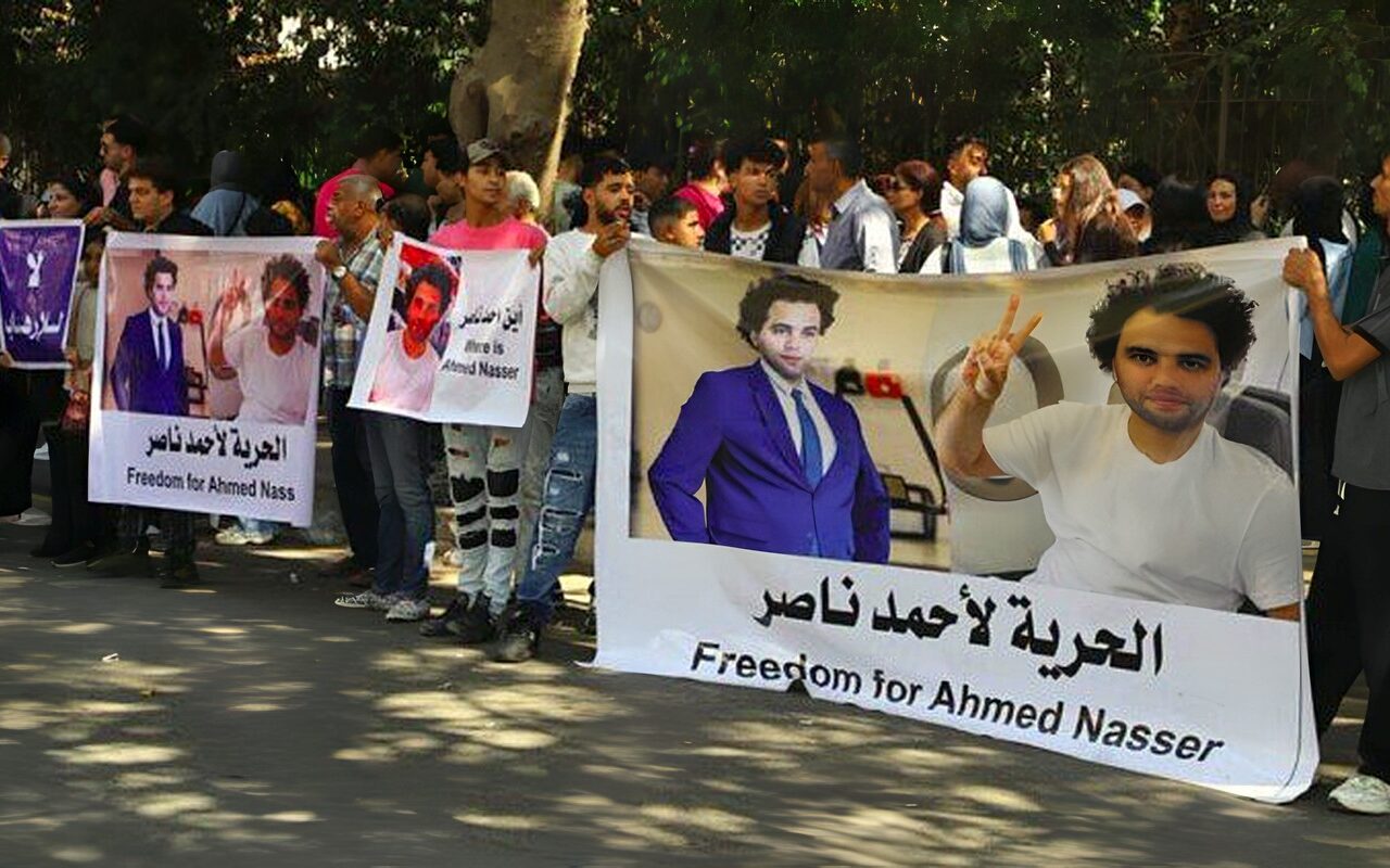 أطفال وشباب وسيدات يحتشدون أمام السفارة الهولندية بالقاهرة للإفراج عن أحمد ناصر | صور