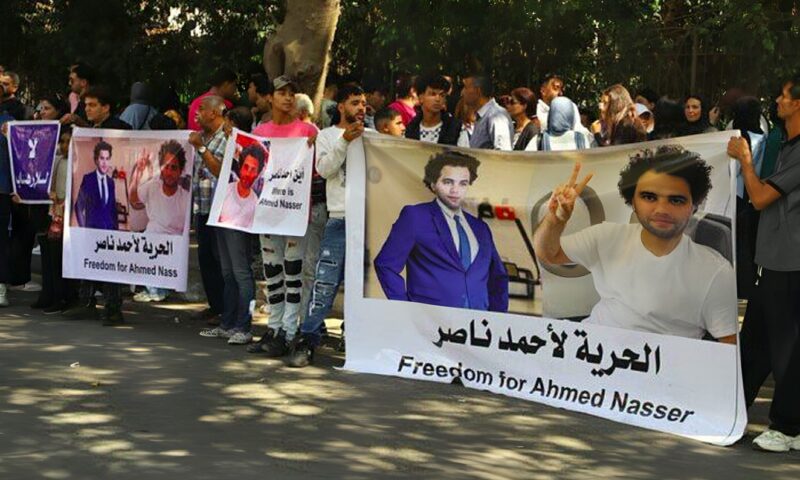 أطفال وشباب وسيدات يحتشدون أمام السفارة الهولندية بالقاهرة للإفراج عن أحمد ناصر | صور
