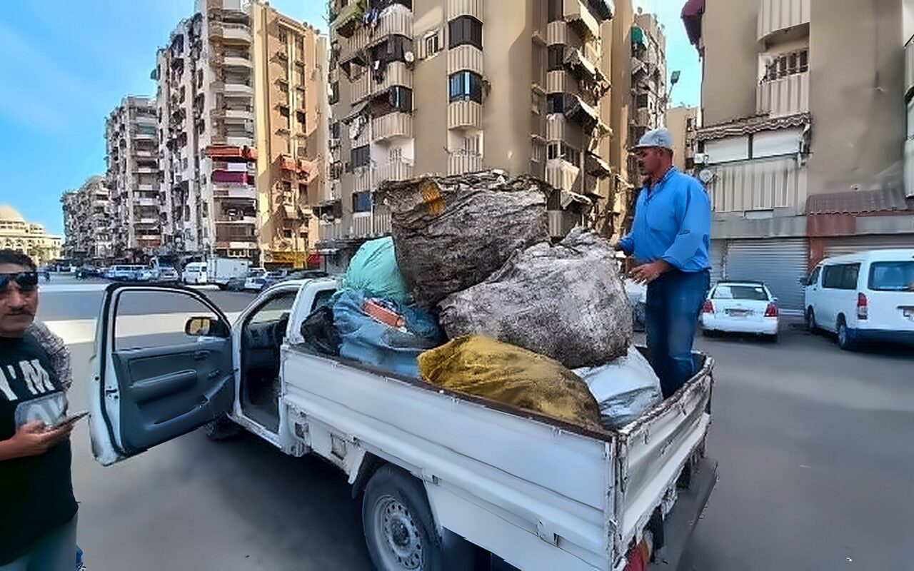 استمرار حملات مواجهة ظاهرة النباشين وفارزي القمامة ببورسعيد