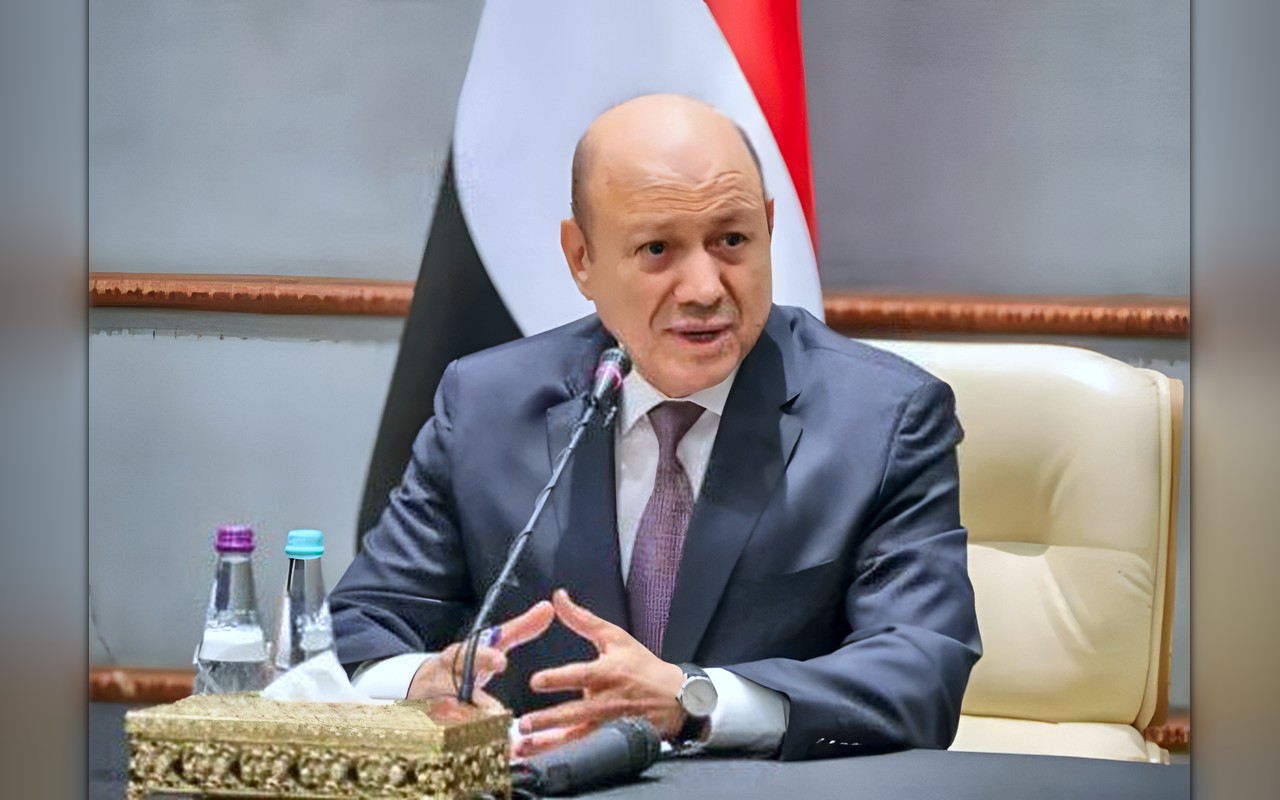 رئيس مجلس القيادة اليمني يشكر الملك سلمان وولي عهده على توجيهاتهما بتصحيح أوضاع اليمنيين