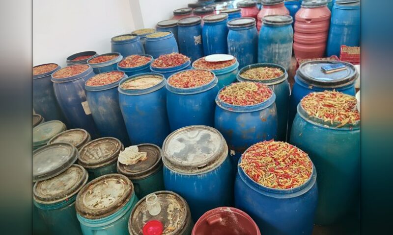 ضبط ٢ طن مخللات مجهولة المصدر في بني سويف