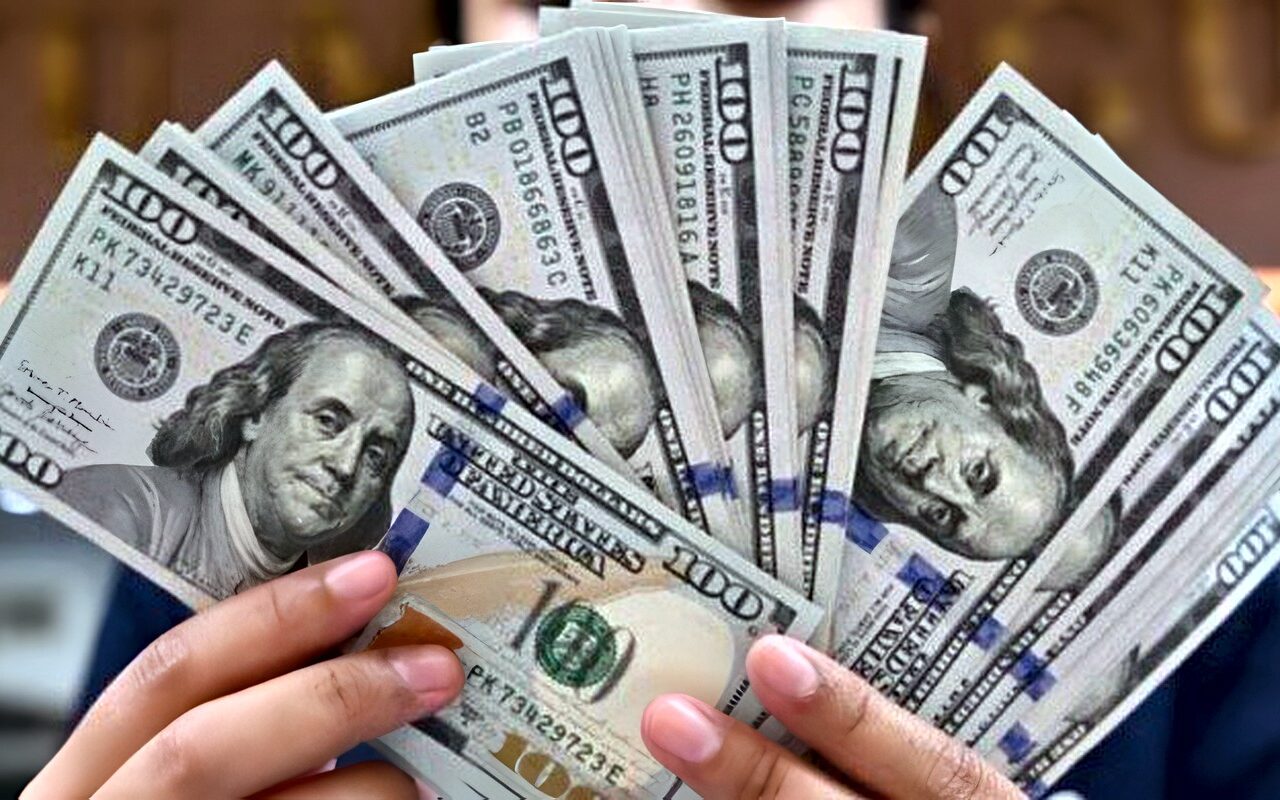 قبل ما تحول فلوسك.. تعرف على سعر الدولار اليوم مقابل الجنيه المصري في البنوك