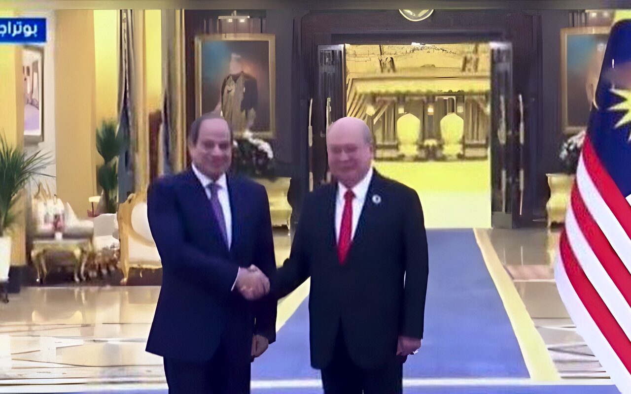 الرئيس السيسي يلتقي ملك ماليزيا في كوالالمبور ويؤكد تعزيز الشراكة الاستراتيجية بين البلدين