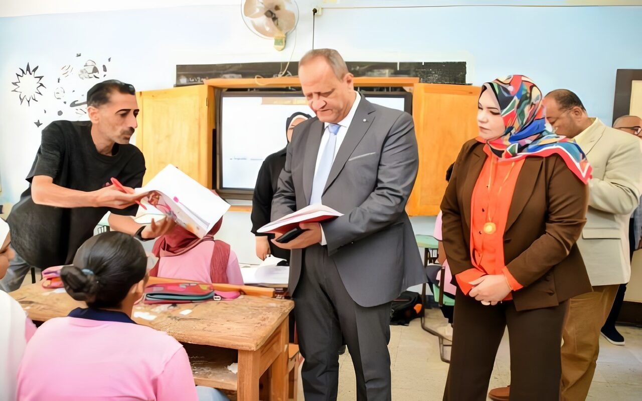 مدير تعليم بورسعيد يوجه بالتحقيق في السلبيات المرصودة خلال جولته بمدرسة لغات