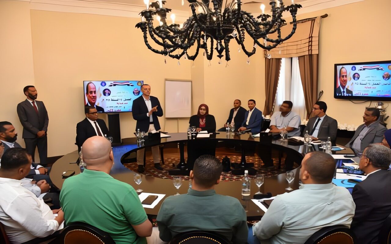 محافظ أسوان يفتتح ورشة للتعريف بقانون العمل الجديد بمشاركة 55 مسؤولًا بالشركات