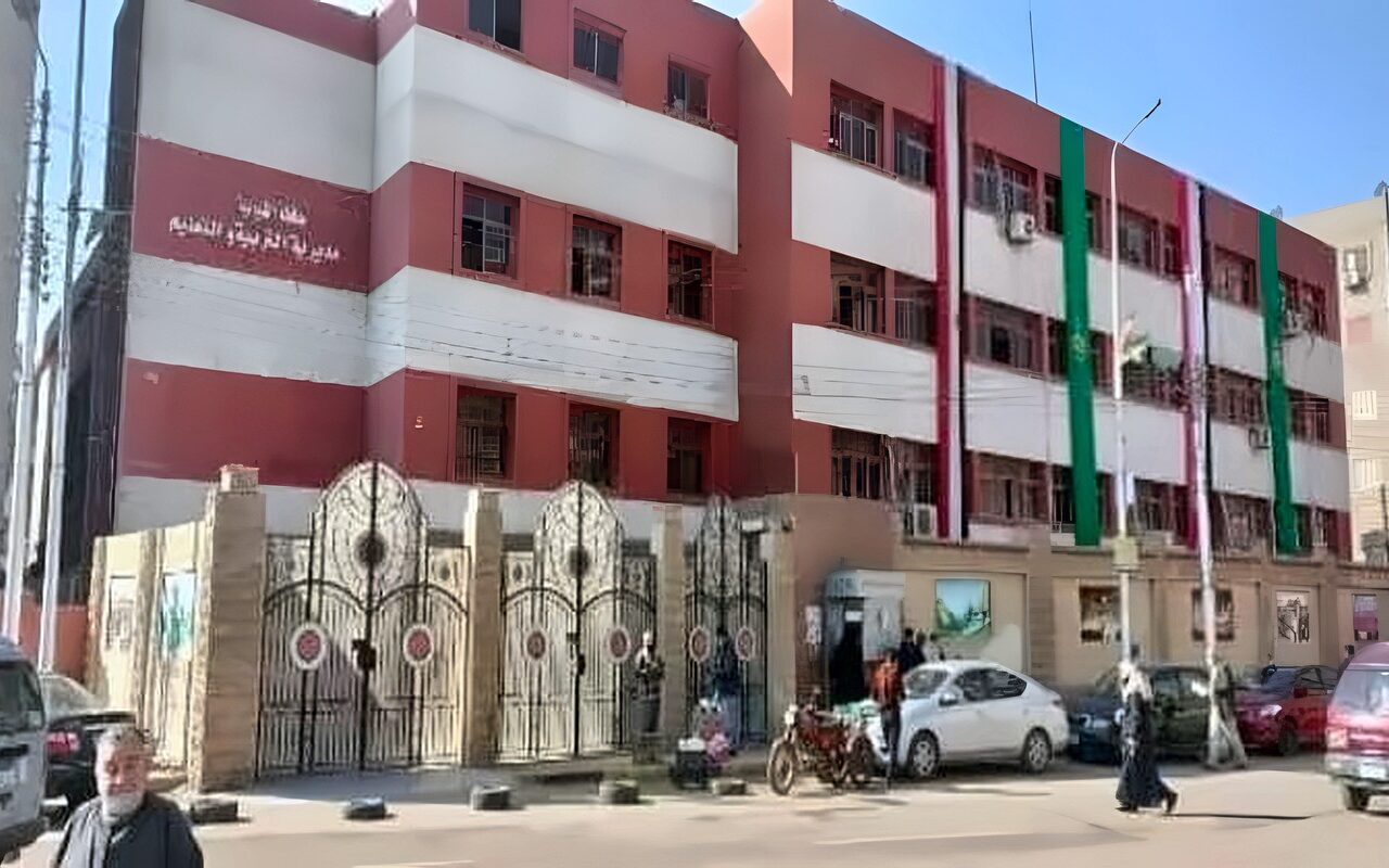إخلاء 12 فصلًا بمدرسة في بنها بعد كسر خط طرد الصرف الصحي
