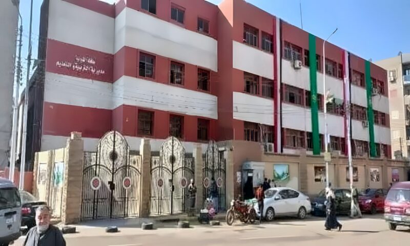 إخلاء 12 فصلًا بمدرسة في بنها بعد كسر خط طرد الصرف الصحي