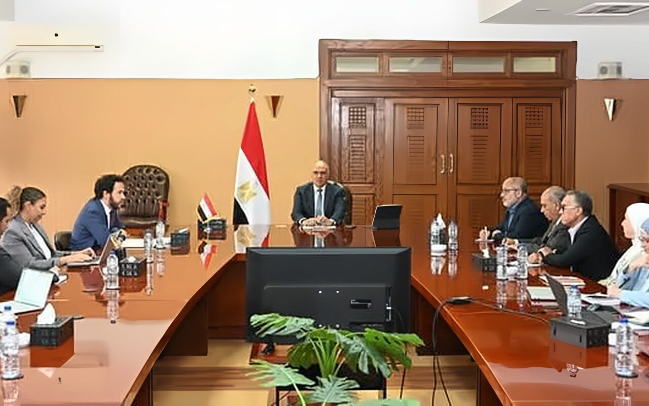 وزير الري يبحث مع البنك الأوروبي إعادة تأهيل مصرف كيتشنر ومحطات الرفع