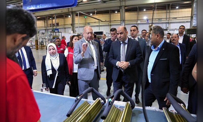 وزير العمل يتفقد خطوط إنتاج فريش إليكتريك.. ويؤكد دعم الاستثمار والصناعة الوطنية