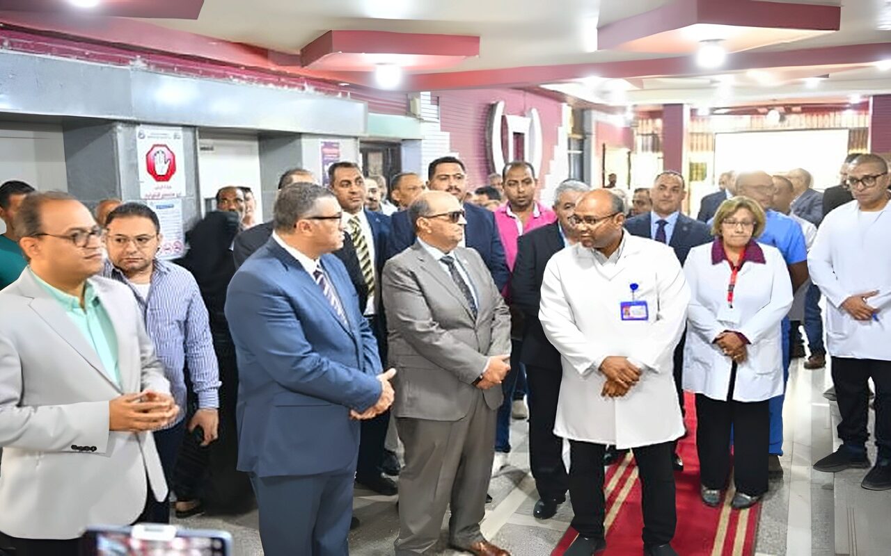 محافظ قنا ورئيس «النهضة للصناعات» يشهدان تسليم أجهزة طبية وأسرّة للمستشفى العام