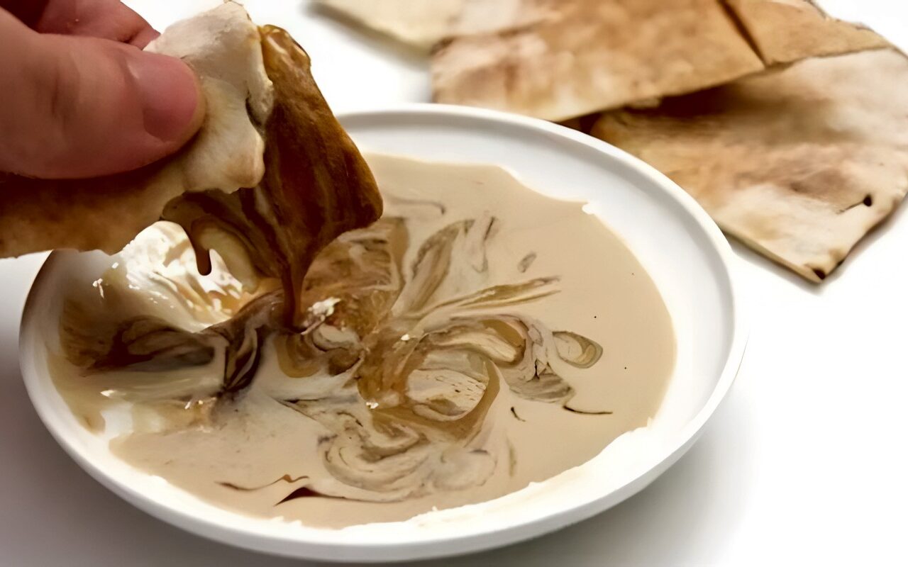 العسل الأسود مع الطحينة.. ماذا يحدث لجسمك عند تناولهما معًا يوميًا؟