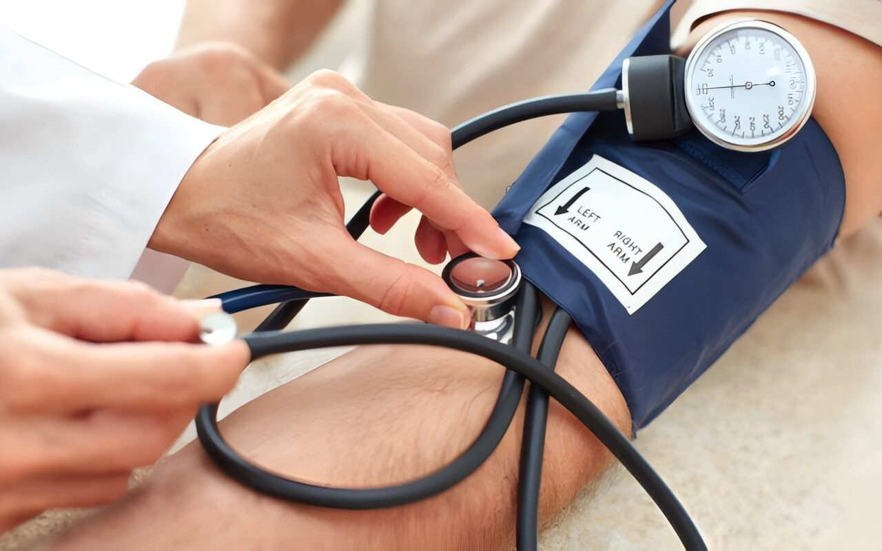 متى يجب قياس ضغط الدم؟.. إرشادات للحصول على قراءة أكثر دقة في المنزل