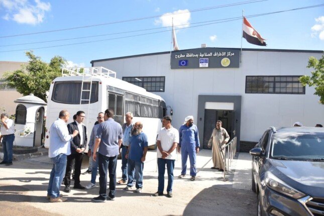 نائب محافظ مطروح يتفقد مركز الأطراف الصناعية ووحدة تصنيع الصوف