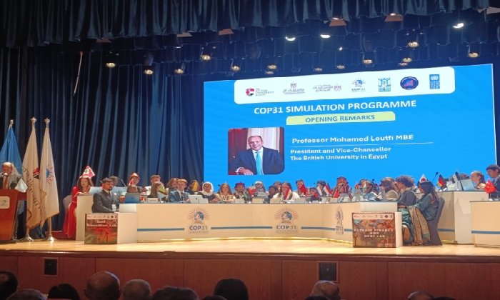 جامعة العاصمة تشارك في ختام البرنامج الدولي لمحاكاة مؤتمر المناخ COP31 بالجامعة البريطانية