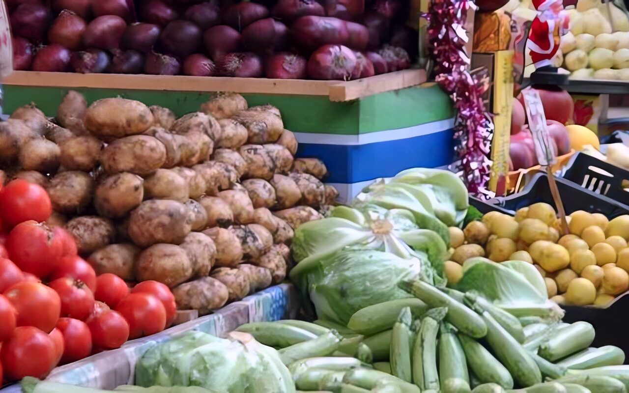 البطاطس بكام النهاردة؟.. أسعار الخضراوات والفاكهة اليوم الخميس في الأسواق