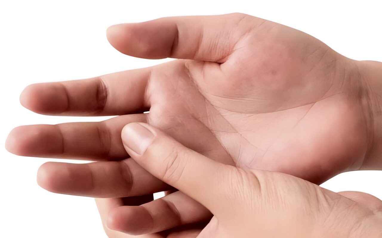 تيبس الأصابع صباحًا قد ينذر بالروماتيزم.. استشاري عظام يحذر من تشوه المفاصل
