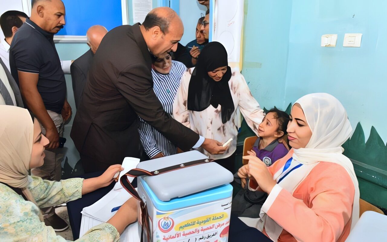 محافظ أسيوط يتابع تنفيذ الحملة القومية للتطعيم ضد الحصبة والحصبة الألمانية بساحل سليم