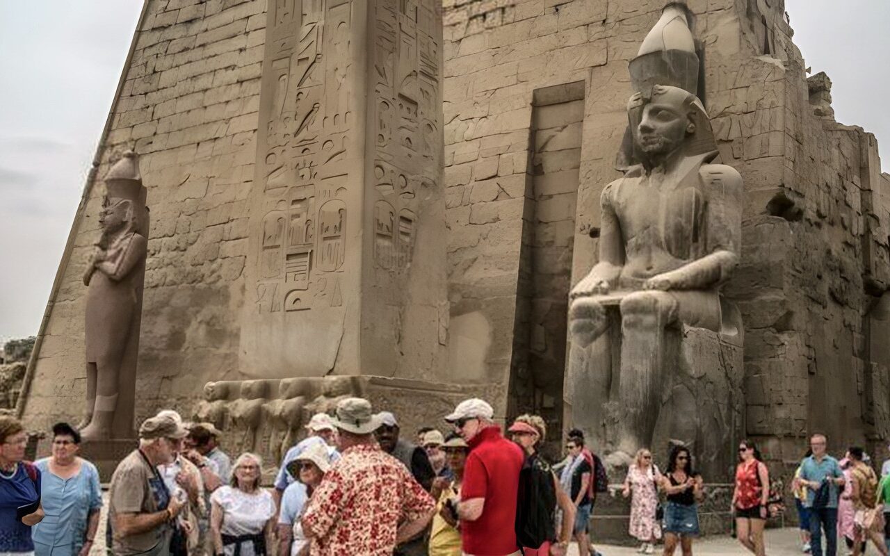 البنك المركزي: 18.4 مليار دولار إيرادات قطاع السياحة في مصر خلال 2026/2025