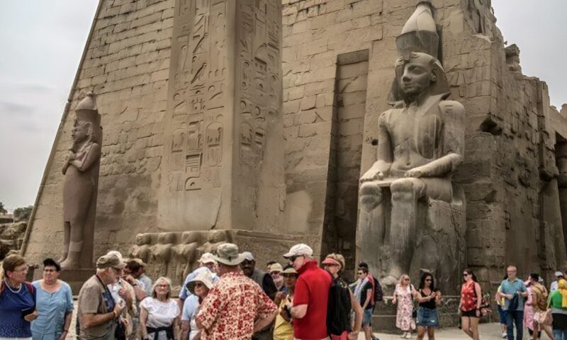 البنك المركزي: 18.4 مليار دولار إيرادات قطاع السياحة في مصر خلال 2026/2025