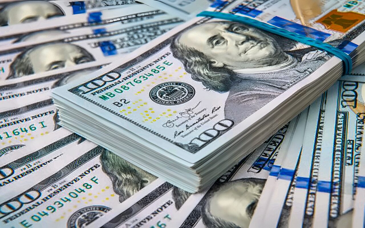 سعر الدولار مقابل الجنيه اليوم الخميس.. بكام في البنك الأهلي المصري؟