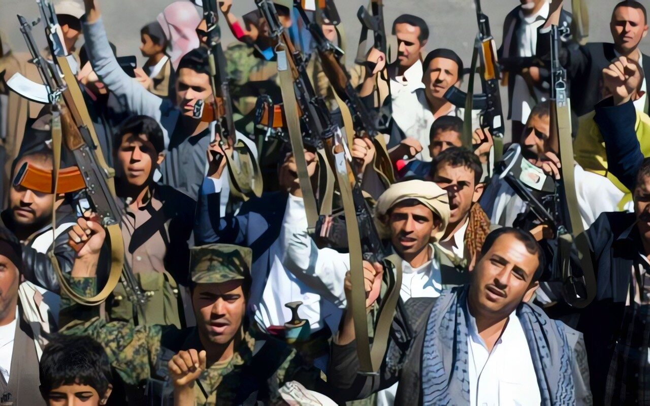 مستشار وزير الإعلام اليمني: الحوثيون يستعينون بالسجناء وأصحاب السوابق لتعويض نقص المقاتلين
