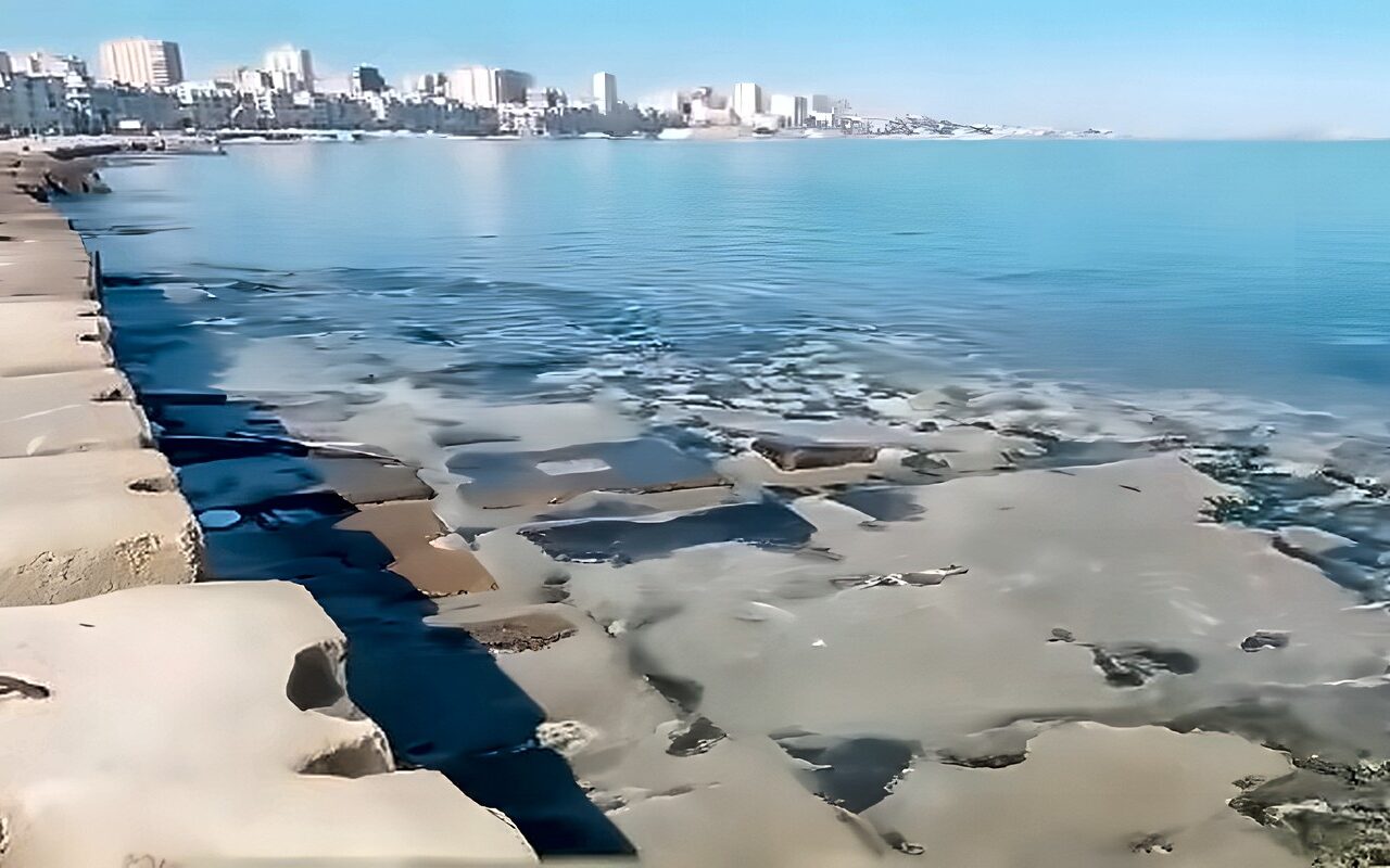 أستاذ بعلوم البحار يكشف حقيقة انحسار مياه البحر بمحطة الرمل و المنشية في الإسكندرية