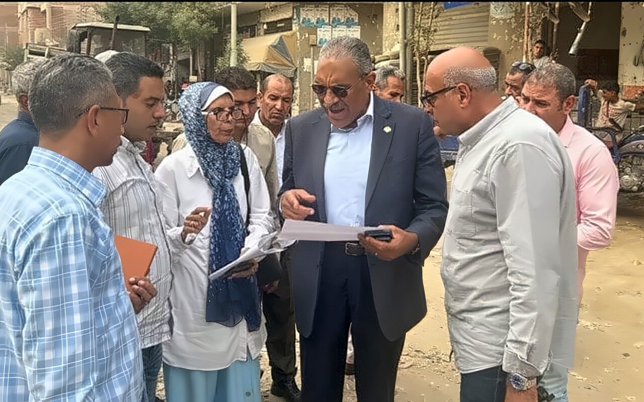 سكرتير عام الفيوم يتفقد مشروعات الرصف بإطسا ويوجه بتكثيف حملات النظافة