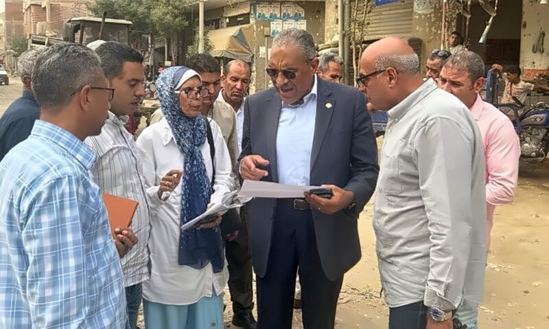 سكرتير عام الفيوم يتفقد مشروعات الرصف بإطسا ويوجه بتكثيف حملات النظافة