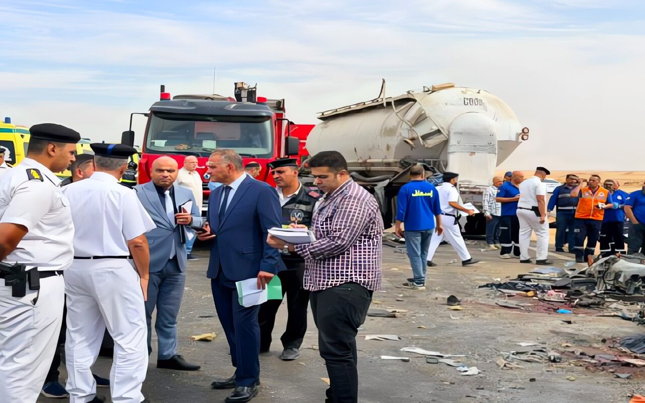 بعد سقوط 13 ضحية وإصابة 34 آخرين.. مدير أمن الفيوم في موقع حادث الصحراوي الغربي ويوجه بسرعة إعادة الحركة المرورية