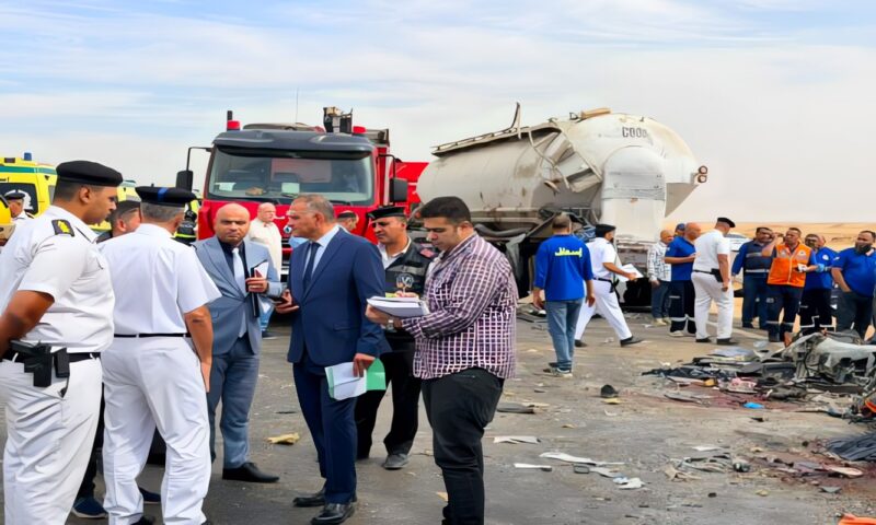 بعد سقوط 13 ضحية وإصابة 34 آخرين.. مدير أمن الفيوم في موقع حادث الصحراوي الغربي ويوجه بسرعة إعادة الحركة المرورية