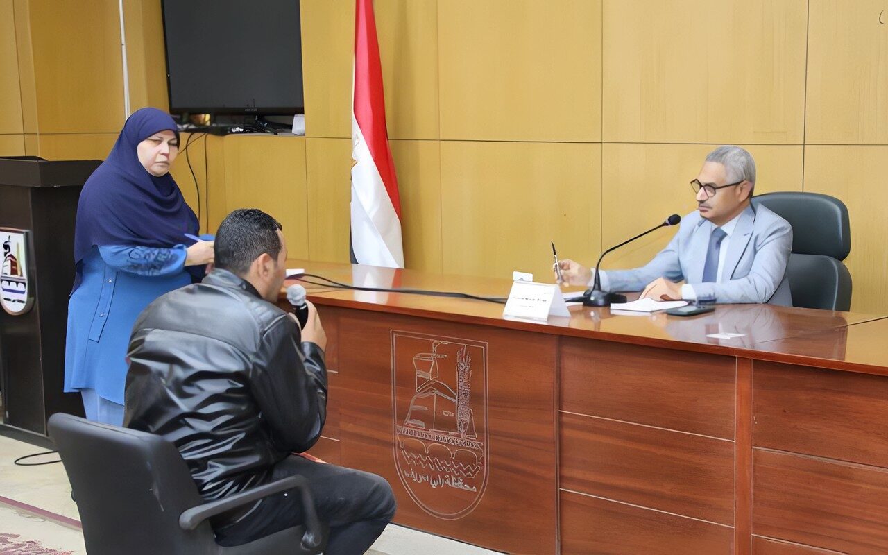 محافظ بني سويف يوجه بإزالة كشك مخالف وصرف مساعدات لسيدة وإعادة فحص شكاوى تراخيص البناء والتصالح