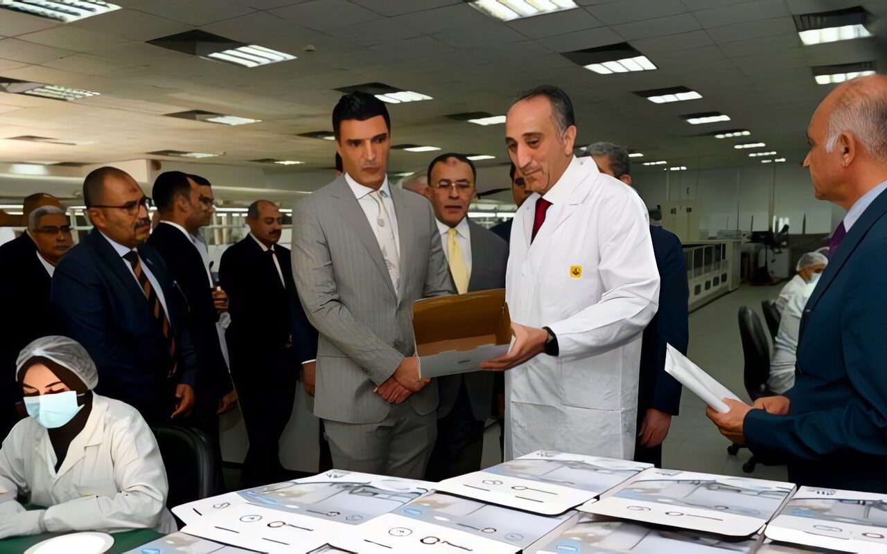 خالد هاشم يتفقد مصانع الشركة العربية العالمية للبصريات