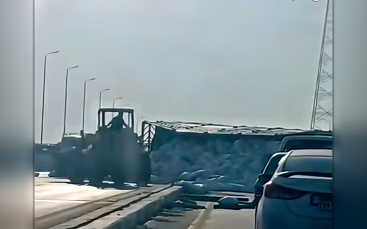 انقلاب سيارة نقل محملة بالدقيق على طريق شبرا – بنها الحر بالقليوبية