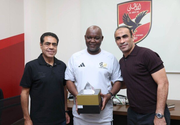 صاحب «نهائي القرن».. الأهلي يٌكرم موسيماني قبل مباراة مصر وجنوب إفريقيا | «صور»