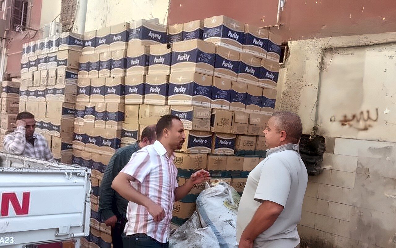 ضبط 409 كراتين مياه غير مرخصة وإعدام 25 كجم أغذية فاسدة بأسيوط
