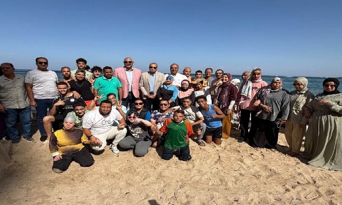 مدير شباب الإسكندرية يشارك «قادرون باختلاف» فرحتهم على شاطئ المندرة ضمن برنامج «اعرف بلدك»
